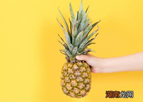 菠萝切开里面黑了是怎么回事 菠萝切开里面有黑点能吃吗