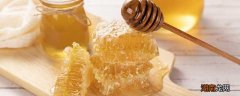 超市里买蜂蜜怎么挑选 蜂蜜适合什么时候喝