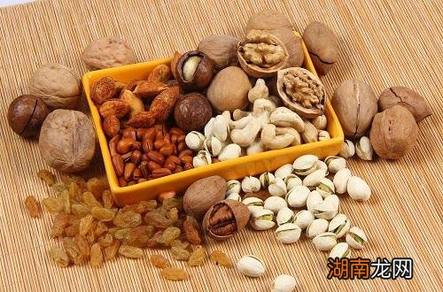 坚果怎么吃比较好 ？最全“坚果食用表”，照着吃只留营养不伤身