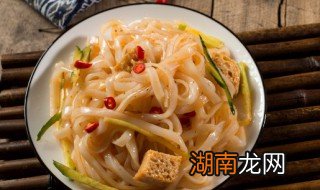 蒸凉皮可以用瓷盘子吗 蒸凉皮要不要用瓷盘子