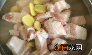 五花肉炖什么汤好吃 五花肉豆腐粉条汤做法步骤