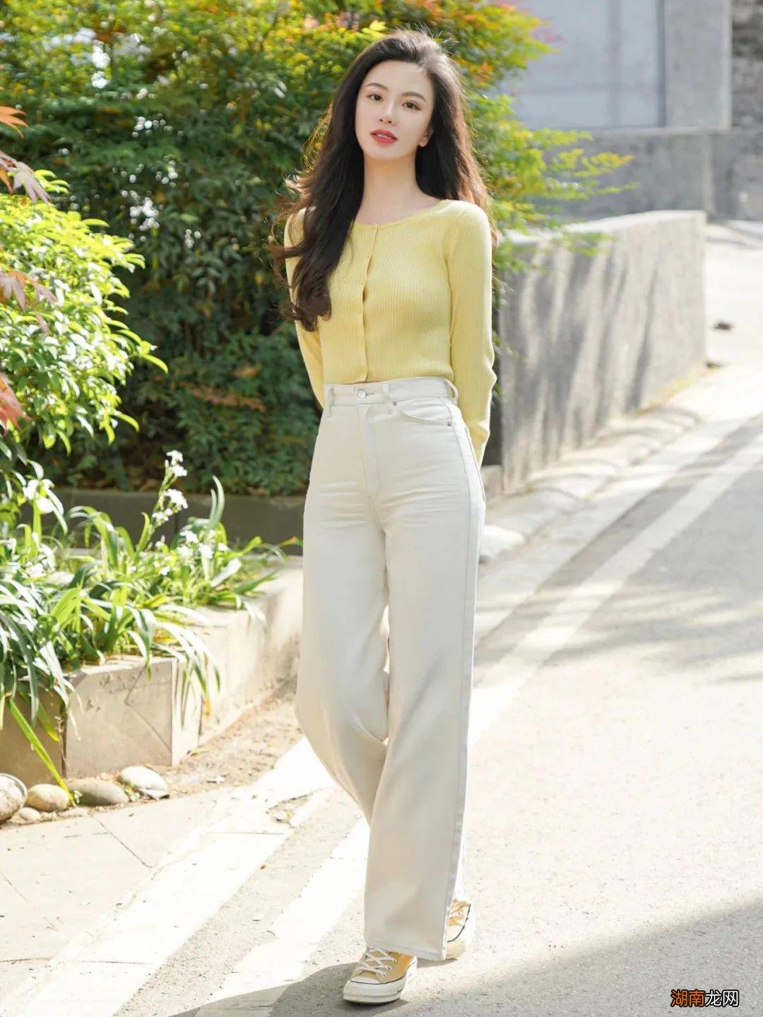 白裤子搭配这4种上衣，气质又高级