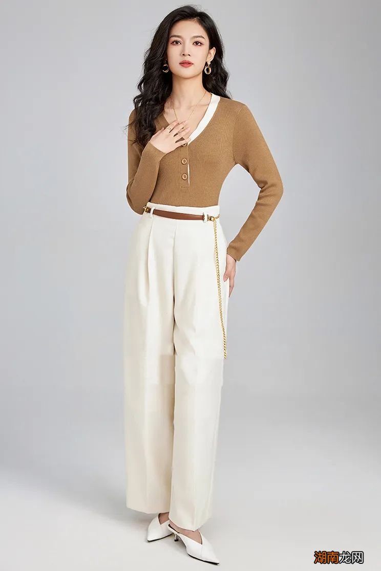 白裤子搭配这4种上衣，气质又高级