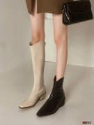 立秋后，靴子可以穿起来啦！今年流行的依然是“短靴”，好穿时髦