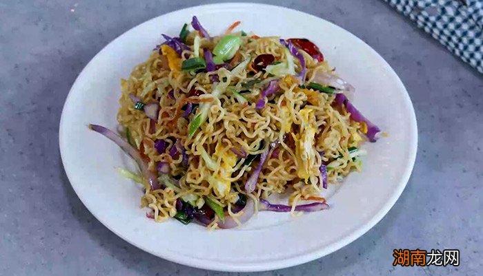 蒜苗炒方便面的做法 蒜苗炒方便面怎么做