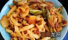 豆角土豆焖面的做法 豆角土豆焖面怎么做好吃