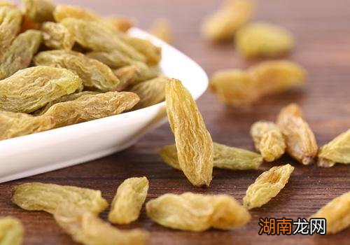 吃完葡萄干可以喝水吗 吃完葡萄干多久可以喝水