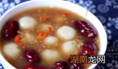 如何制作好吃的红糖米酒双色糯米丸子 红糖米酒双色糯米丸子怎么做