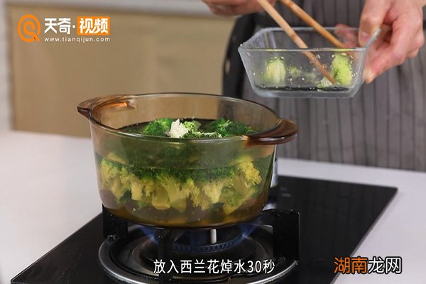 西兰花炒肉的做法