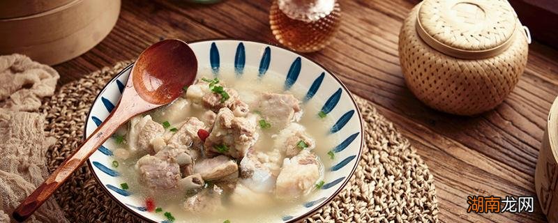 夏天炖羊肉汤放什么好 夏天喝羊肉汤上火吗