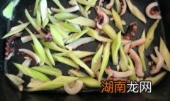 芹菜炒鱿鱼做法步骤 芹菜炒鱿鱼怎么做步骤