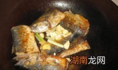 大蒜炖鱼教程 大蒜炖鱼的制作方法
