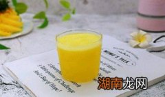 鲜榨菠萝汁制作方法 鲜榨菠萝汁做法如下