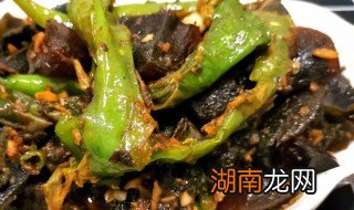 青椒炒皮蛋如何做 青椒炒皮蛋怎么做