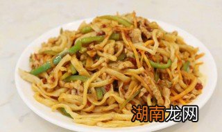 香蕉肉丝炸酱意面怎么做 香蕉肉丝炸酱意面怎么做好吃