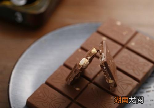 巧克力为什么会用锡纸包 巧克力发霉了还能吃吗