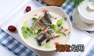 水煮鲫鱼的做法简单又好吃 怎么做清淡好吃的水煮鲫鱼