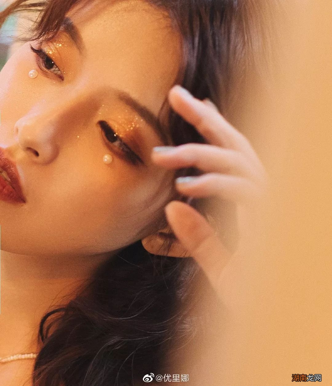 当美拉德的风吹到她们脸上，妆容适配度满分！