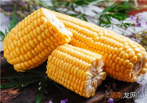 ?煮玉米可以放小苏打吗 玉米煮了为什么变红色