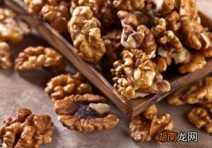 核桃发霉发黑了还能吃吗 核桃发霉发黑了怎么办