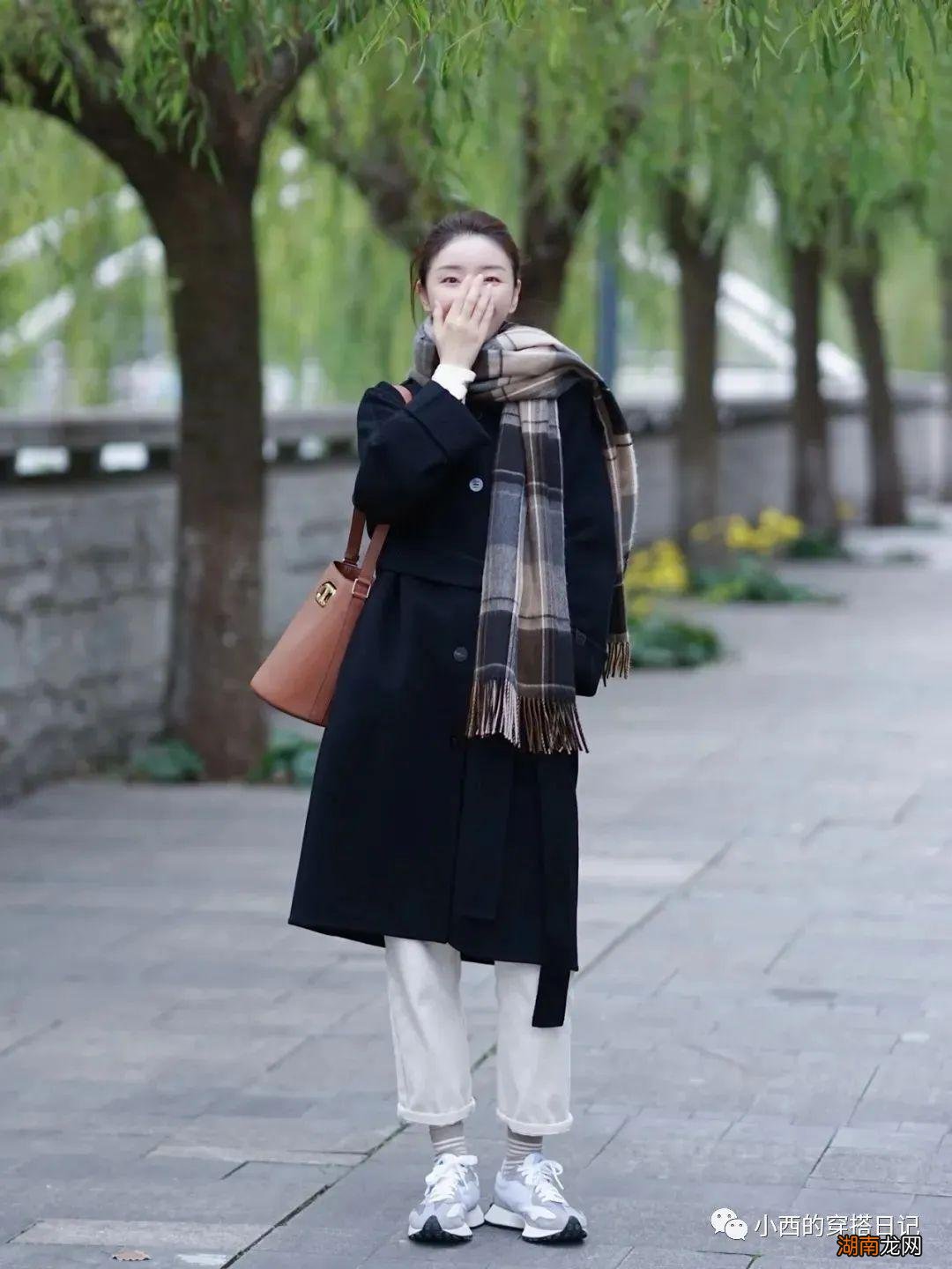 黑色大衣的4个搭配方法，美炸了！