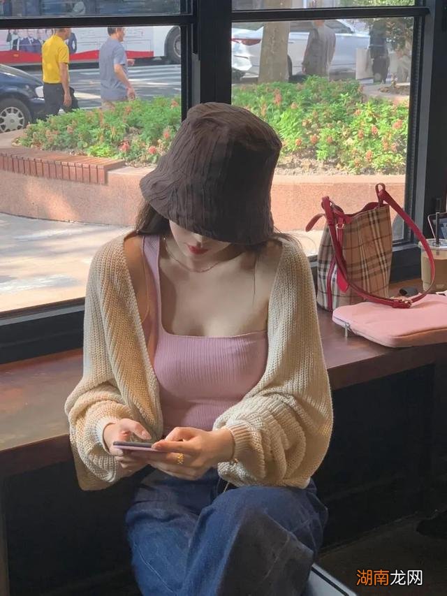 外套里别穿裙子了！今秋这么穿才最撩人，太时髦了！