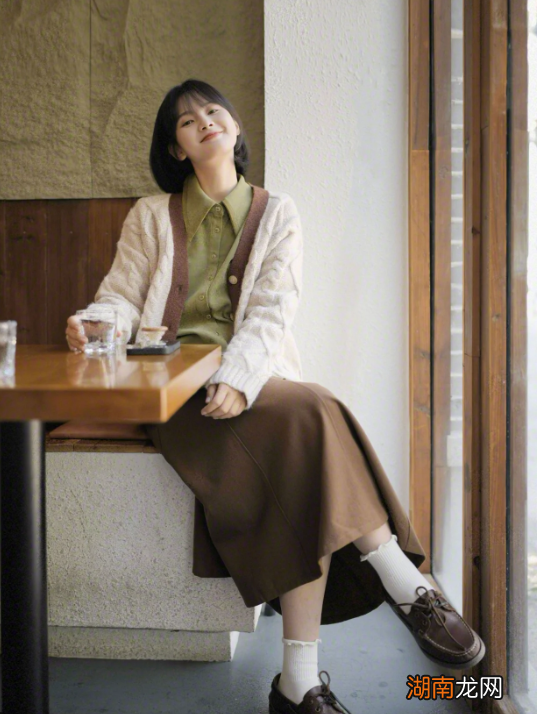 外套里别穿裙子了！今秋这么穿才最撩人，太时髦了！