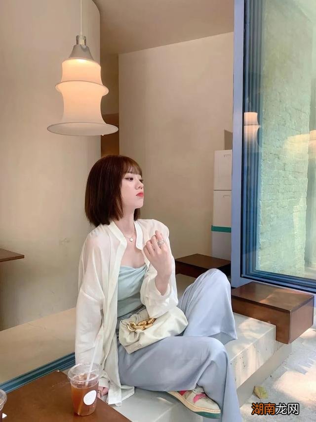 外套里别穿裙子了！今秋这么穿才最撩人，太时髦了！