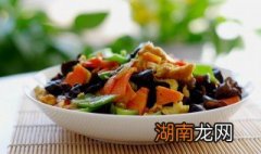 怎样做美味的木耳青椒炒鸡蛋 美味的木耳青椒炒鸡蛋做法