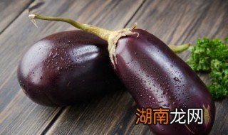 炒茄子要先放油锅里炸吗 炒茄子前需要油炸吗