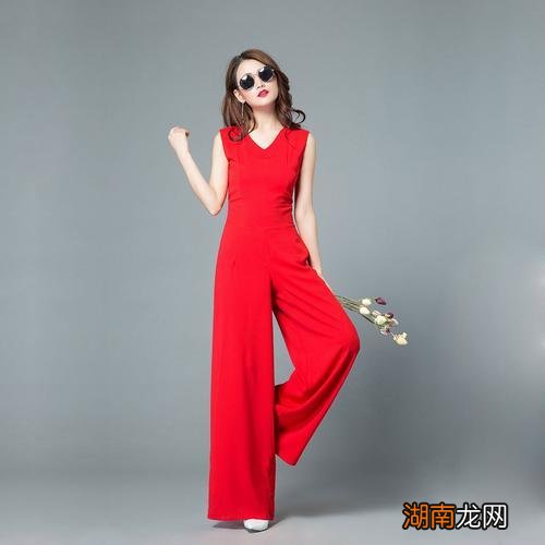 全红色的穿搭，仿照连体裤进行搭配，展现新鲜别样搭配的灵感