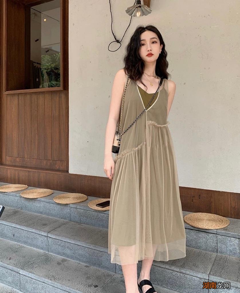 仙气十足的褶皱收腰裙,背心款式更显清凉,森系风格凸显青春靓丽