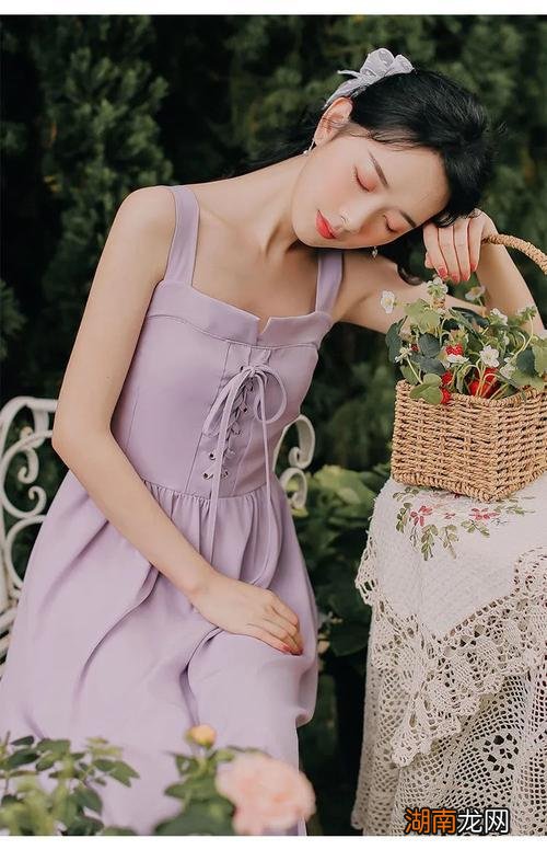 仙气十足的褶皱收腰裙,背心款式更显清凉,森系风格凸显青春靓丽