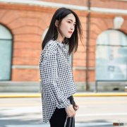 修身格子衬衫，无袖设计彰显年轻时尚感，搭配牛仔裤，清新自然