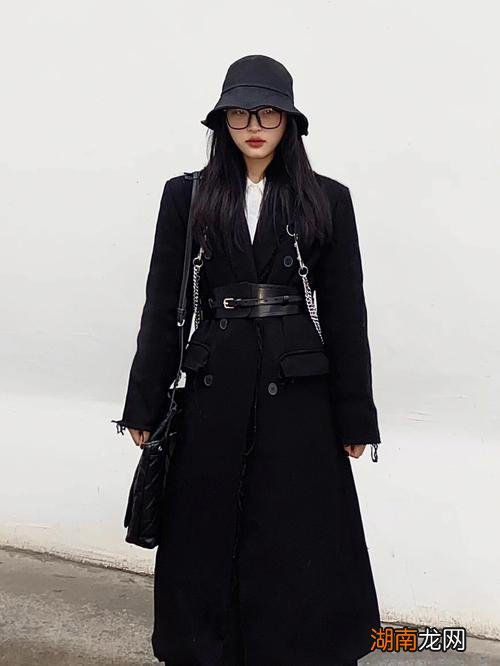 修身背带裙,简单大气,精致时尚,搭配黑色铆钉高跟鞋,更显酷飒