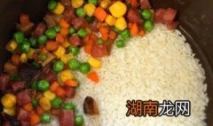 怎么做香肠焖饭 红豆香肠焖饭如何做