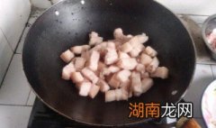 红烧肉焯水用冷水还是热水 红烧肉最忌三种调料