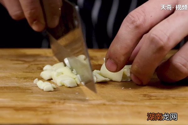 红油牛蹄筋的做法 红烧牛蹄筋怎样做