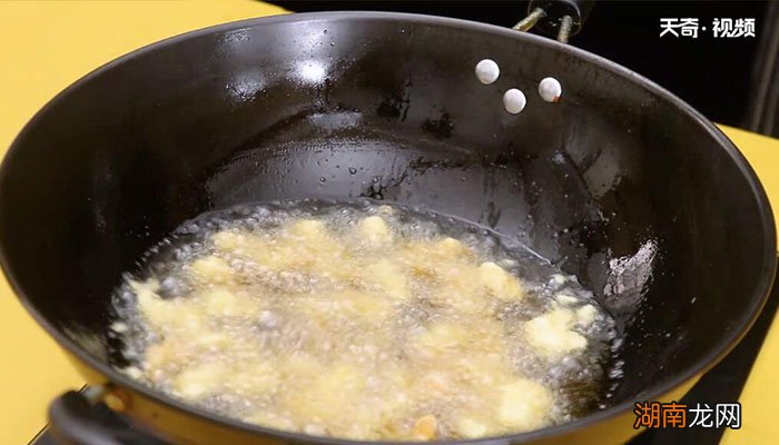 软炸虾仁怎么做好吃香酥窍门 软炸虾仁怎么做