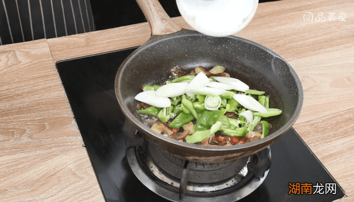 青椒炒油渣 湖南特色青椒炒油渣