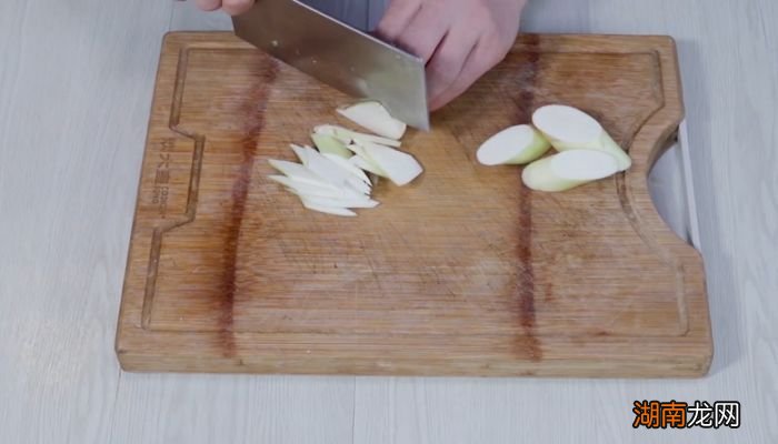 茭白炒黑木耳的做法 茭白炒木耳的做法