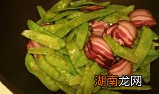 蜜糖豆炒腊肉的家常做法 蜜糖豆炒腊肉的家常做法视频