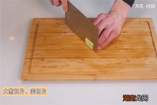 红烧鸡翅的家常做法步骤 红烧鸡翅的家常做法