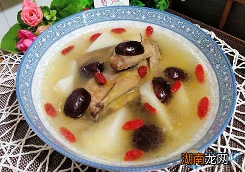 椰子煲鸽子汤有什么功效 鸽子汤有什么功效