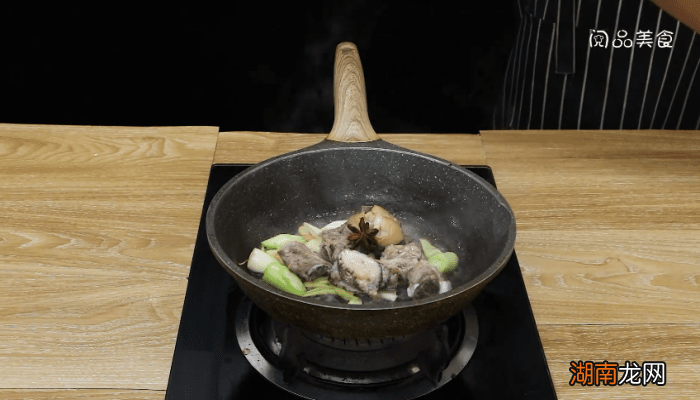 小鲍鱼烧排骨的做法 小鲍鱼烧排骨的做法窍门