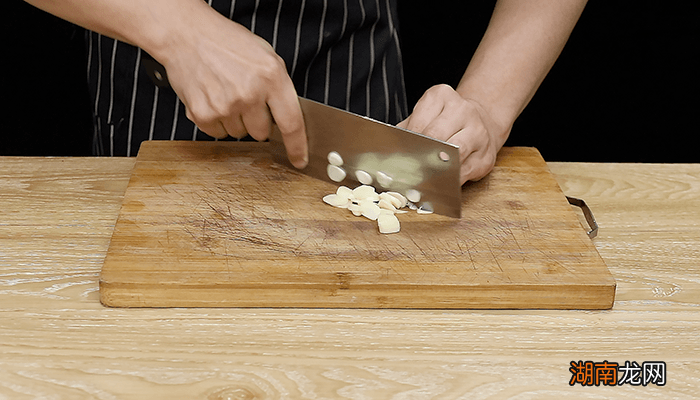 洋葱炒鲍鱼的做法 洋葱炒鲍鱼的做法窍门