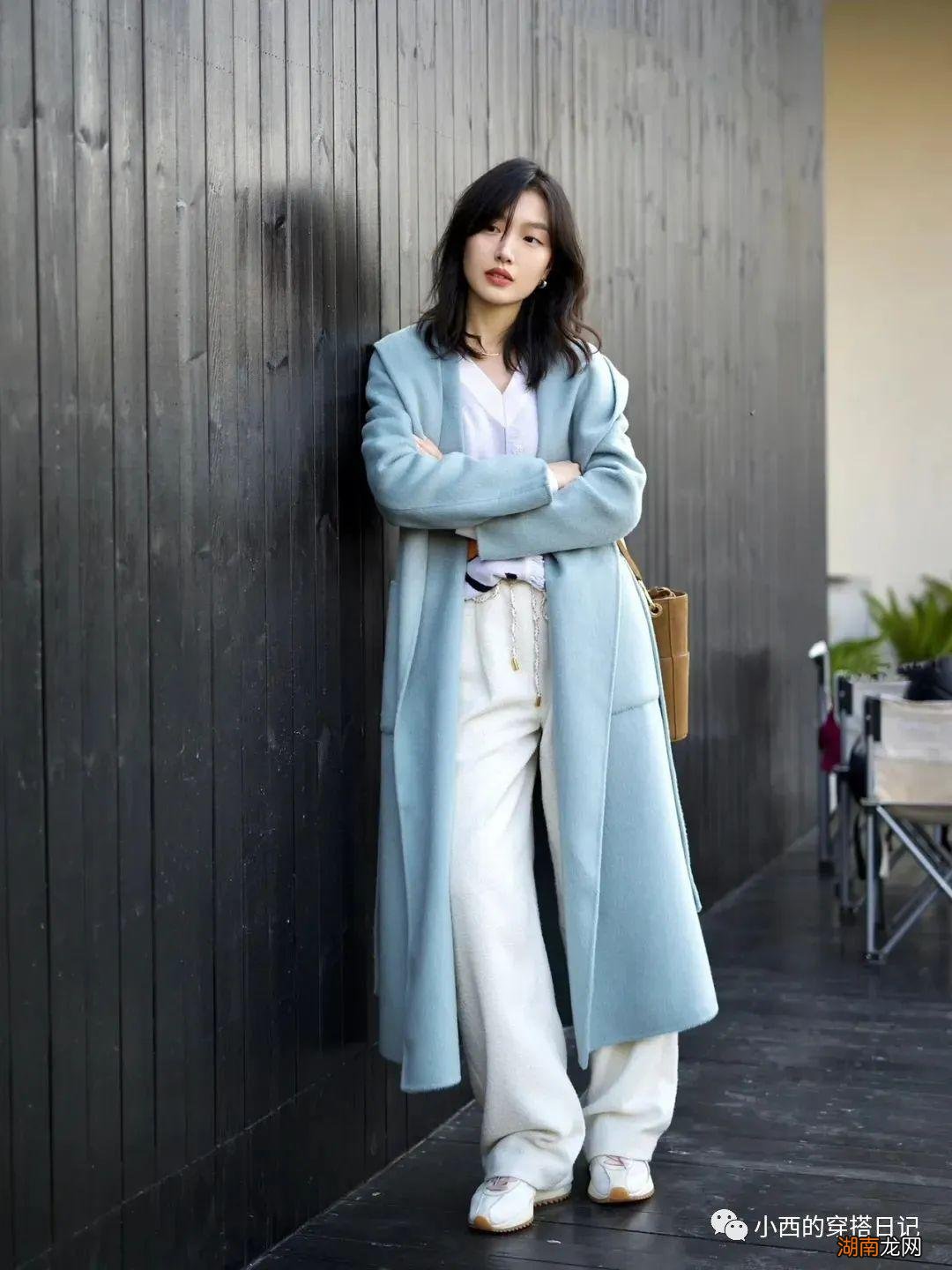 今年流行这样穿:大衣搭配这4条阔腿裤,高级又好看