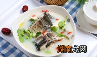 鱼汤可以放什么蔬菜 鱼汤放什么蔬菜好吃