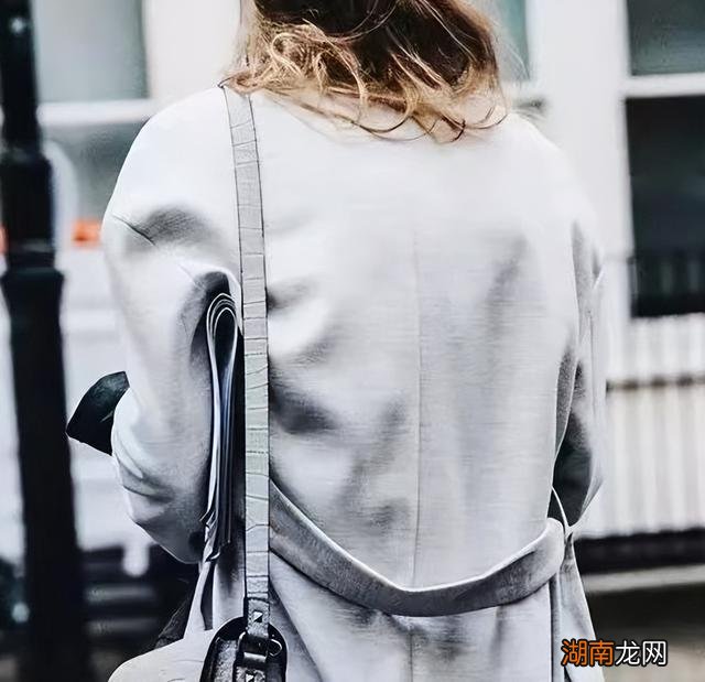 外套里面别穿打底衫了！现在流行这么穿，保暖又好看！