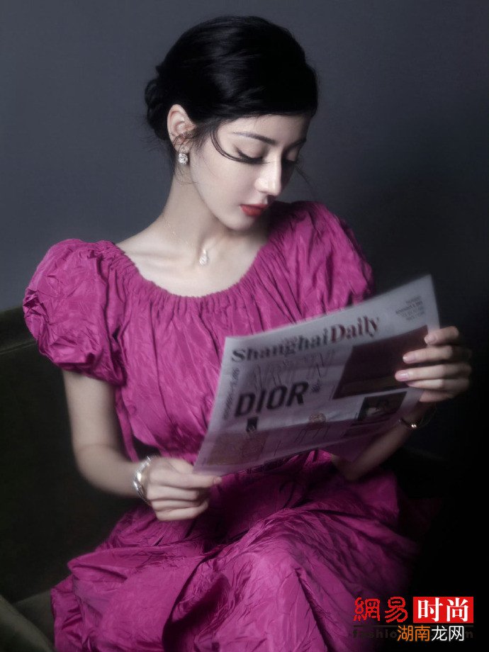 迪丽热巴玫红连衣裙明媚优雅